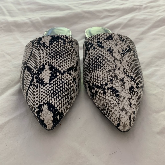 Tobi “Cecilia Snake Pointed Toe Flats” NEVER WORN - Picture 3 of 4